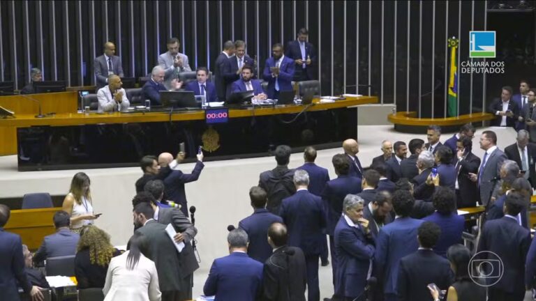 Plenário do Congresso Nacional durante sessão legislativa que discutiu combate ao crime organizado.