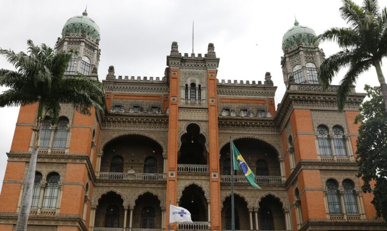 Profissionais de saúde da Fiocruz analisam exames de paciente com suspeita de ebola e diagnóstico de malária no Rio de Janeiro
