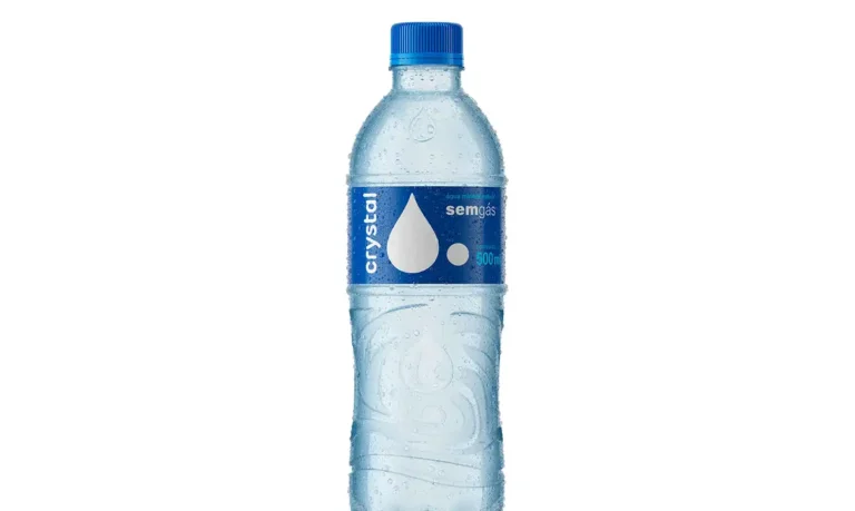 Meta description: Anvisa anuncia recolhimento de lote da água Crystal sem gás após identificação da bactéria Pseudomonas aeruginosa. Saiba qual produto foi afetado.