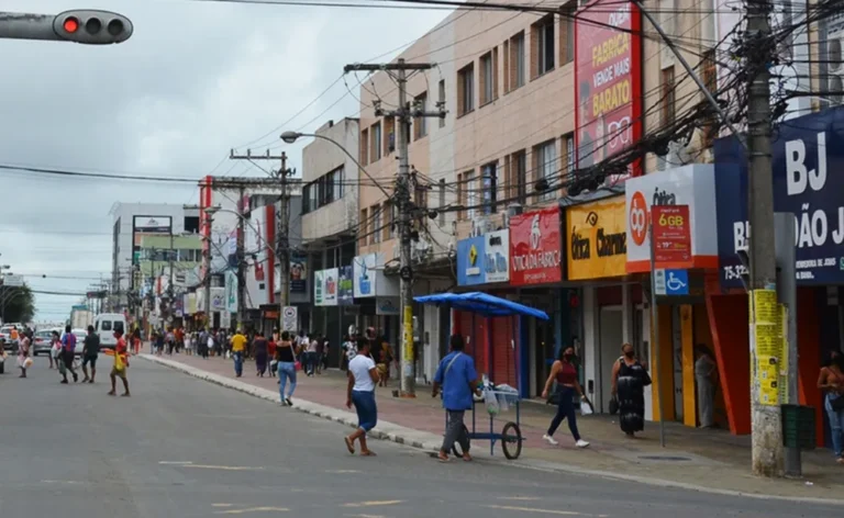 Movimento de consumidores no centro comercial de Feira de Santana durante horário especial de funcionamento no mês de junho