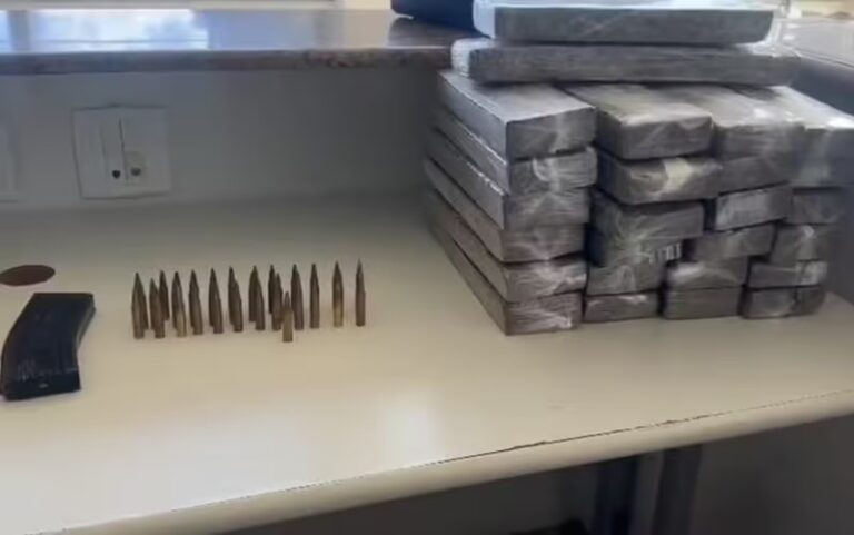 PRF prende passageira com 26 kg de maconha, carregador de fuzil e munições na BR-116 em Feira de Santana